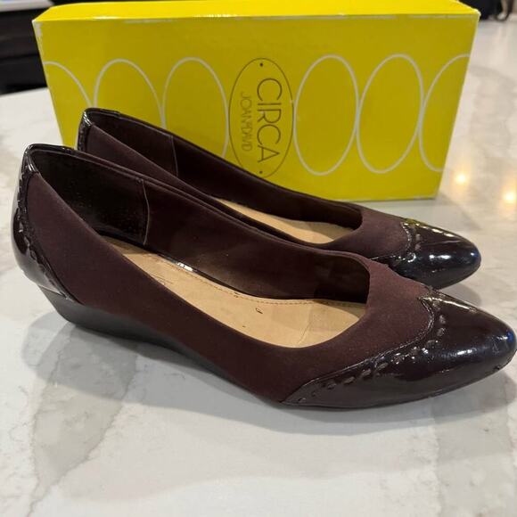 Circa Joan & David Wedge Pumps Womens 7.5M Wing Tip Brown Patent Leather Stretch - Picture 1 of 8